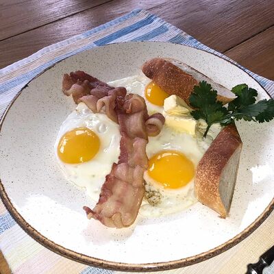Яичница с беконом в Мацони по цене 280