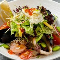 Теплый салат из морепродуктов в Japan Corner