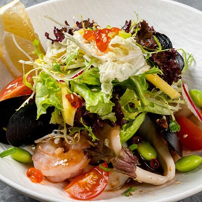 Теплый салат из морепродуктов в Japan Corner по цене 1600 ₽