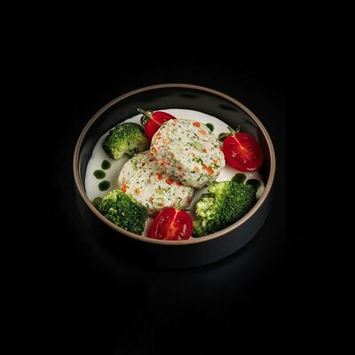 Комбо Биточки из индейки с сырным соусом и брокколи в 1st Gallery Lounge по цене 490 ₽