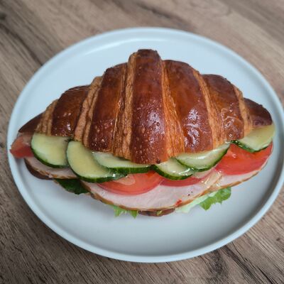 Круассан с пастрами из индейки в Панеттоле по цене 375 ₽