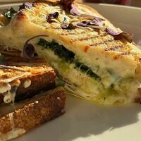 Гриль-чиз с курочкой су-вид в Camon Cafe