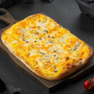 Римская пицца Четыре сыра в Crazy Brothers по цене 560 ₽