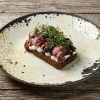 Гренка с ростбифом, вялеными томатами и луковым мармеладом в Литвины