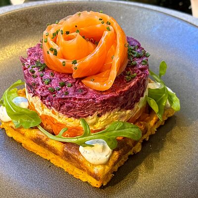 Вафля из батата, Лосось под шубой в Moonlight Cafe по цене 990 ₽