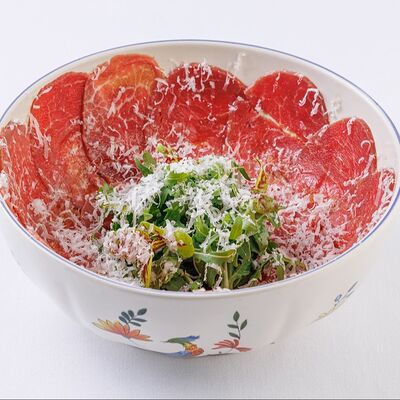 Карпаччо из говяжьей вырезки с пармезаном в Mela по цене 960 ₽