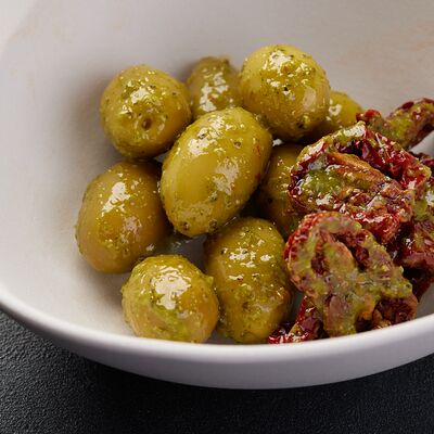 Оливки и вяленые томаты в По Чесноку по цене 494 ₽