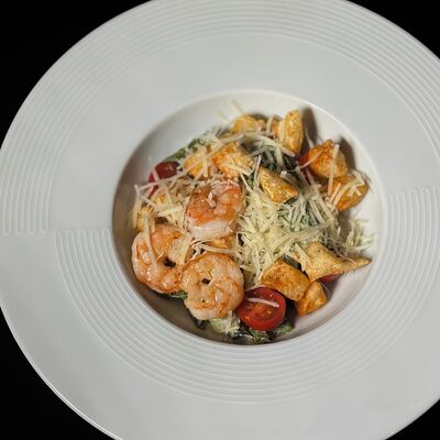 Салат Цезарь с креветкамив Бобер Выдыхай по цене 690 ₽