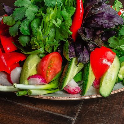 Ассорти из зелени и овощи с грядки в Ресторан кавказской и европейской кухни - Кисловодск по цене 720 ₽