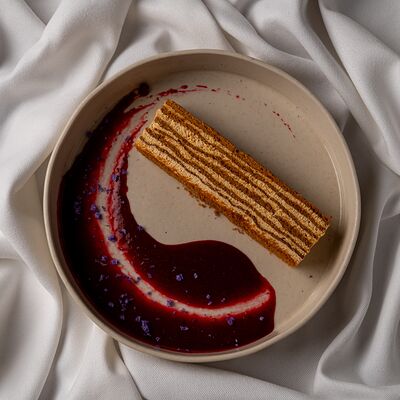 Медовик с кремом из топленой сметаны и брусники в Hamster по цене 750 ₽