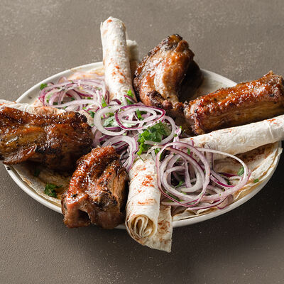 Шашлык из cвинoго ребра на углях в Мясо на углях Армянская кухня по цене 570 ₽