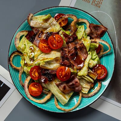 Салат с жареным беконом в В Космосе Есть по цене 380 ₽