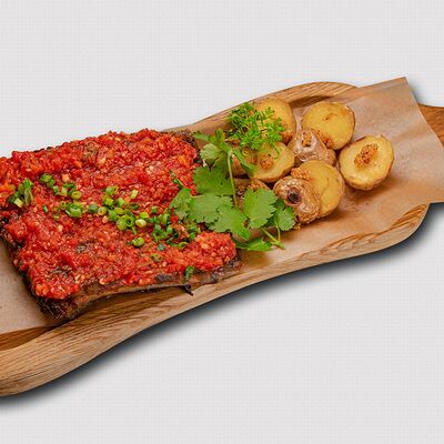 Свиные томленые ребрышки в домашней аджике с молодым картофелем в Жигули по цене 1015 ₽