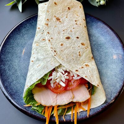 Ролл со свининой в кунжутном соусе в Caramel по цене 350 ₽