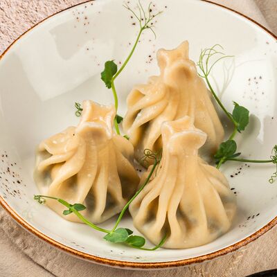 Хинкали с креветкой и шпинатом в Омар Хайям Европа и Азия по цене 540 ₽