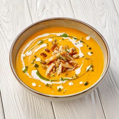 Тыквенный крем-суп с цыпленком в Пармезан по цене 495 ₽