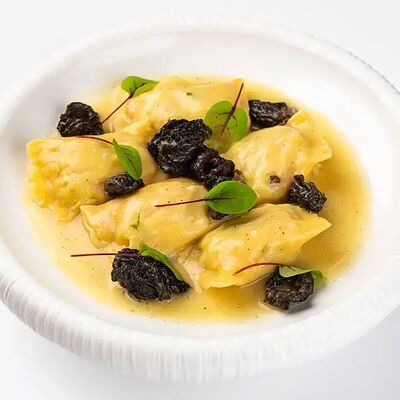 Равиоли с крабом и сморчками в Osteria Amici по цене 1650 ₽