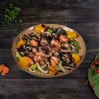 Микс-салат с морепродуктами в Ассадо