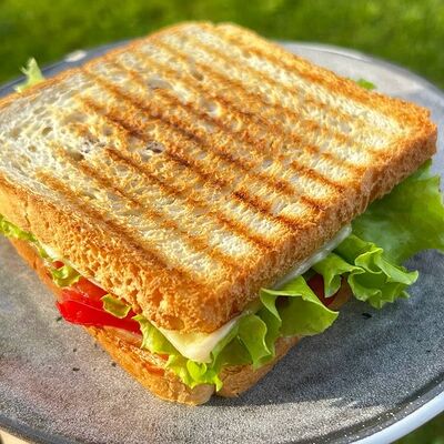 Сэндвич с ветчиной и сыромв Choco.cake.hand по цене 320 ₽