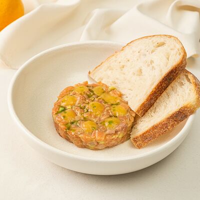 Тартар из лосося с гелем из маракуйи в УГОДНИКИ по цене 1118 ₽