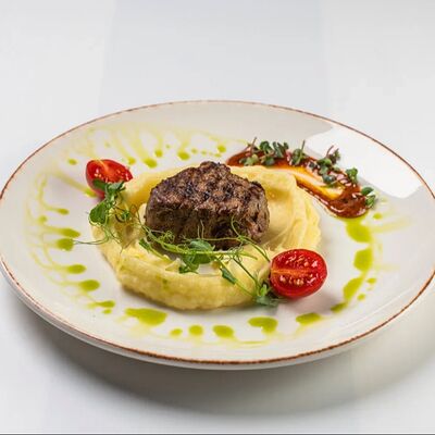 Медальон из телятины с картофельным пюре и сливочным маслов Миндаль по цене 1440 ₽