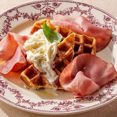 Вафля со страчателлой и ветчиной в Софи и Аннабель по цене 489 ₽