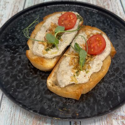 Брускетта с курино-грибным паштетом и хрустящим луком фри в Сова по цене 455 ₽
