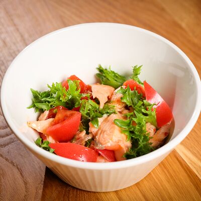 Салат из подкопчённого лосося с томатами в Butik по цене 670 ₽