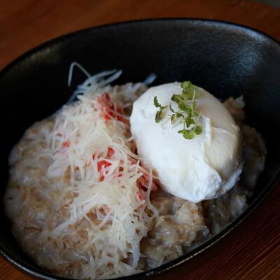 Овсяная каша с крабом, яйцом пашот и пармезаном в Хюгге Сырный ресторан по цене 540 ₽