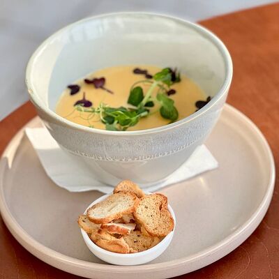 Суп сырныйв Брускетта по цене 550 ₽