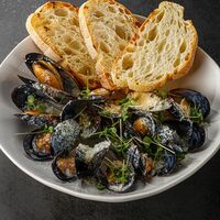 Мидии в соусе белое вино в Смородина