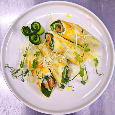 Блинчики с лососем и крем-чизом в Панеттоле по цене 479 ₽