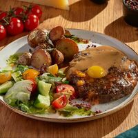 Бифштекс рубленый из говядины с яйцом пашот в Liman