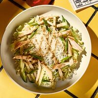 Салат с цыпленком и жареной фунчозой в Bao