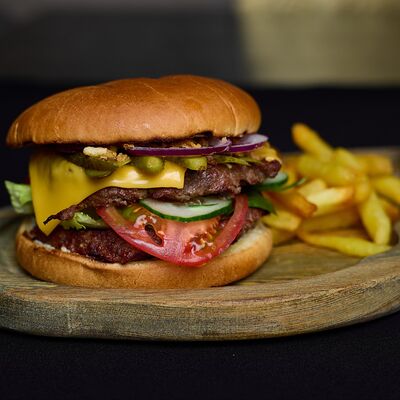 Бургер с говядиной и картофелем фри в Эндорфин по цене 870 ₽