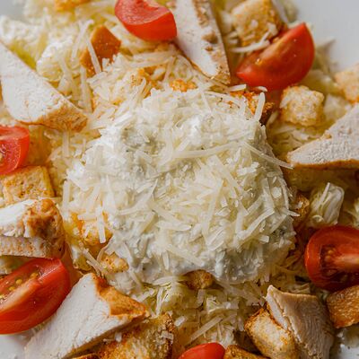 Цезарь с курицей в Хачапури по цене 350 ₽