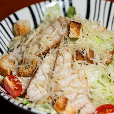 Цезарь с курицейв CHEF BURGER по цене 550 ₽