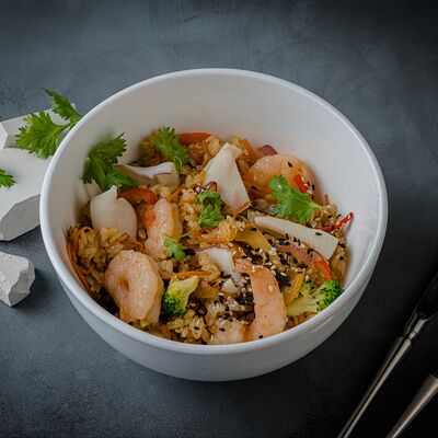 Жареный рис с морепродуктами в BowlMe по цене 490 ₽