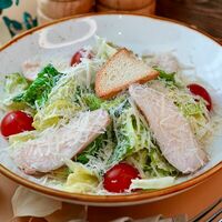 Салат Цезарь с курицейв MARO