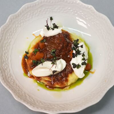 Говяжьи щечки с картофельным пюре и муссом из пармезана в Мёд и Масло по цене 1595 ₽