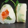 Ролл в рисовой бумаге с лососем и руколой в Art Sushi по цене 17