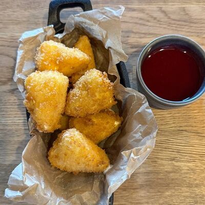 Камамбер с брусничным соусомв Семейное кафе Дача по цене 750 ₽