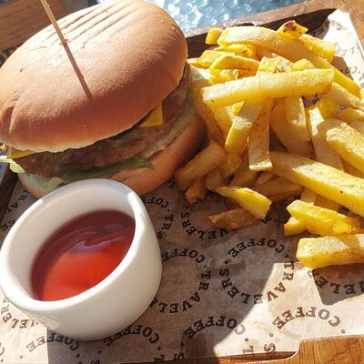 Бургер Traveler's с куриной котлетой + фри в Travelers Coffee по цене 665 ₽