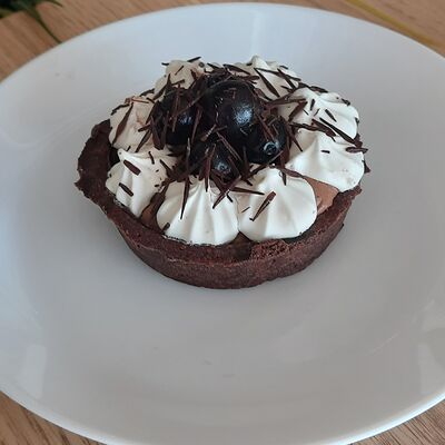 Тарталетка шоколадная с вишней в Столовая Щи-Борщи по цене 201 ₽