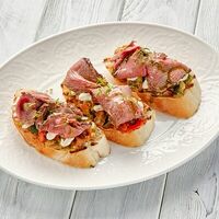 Брускетта с ростбифом и печеными овощами в Пармезан