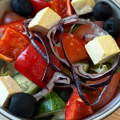 Греческий с сыром тофу в Самовар на Минусинской по цене 204 ₽