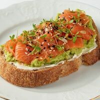 Авокадо-тост с лососем в Blanche