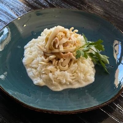 Кальмары со сметаной, рис в Длинный нос по цене 380 ₽