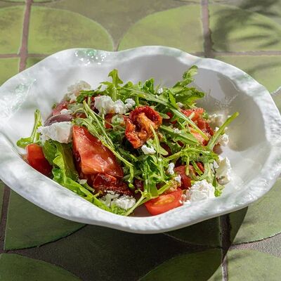 Ассорти из томатов с рукколой и брынзой в Двор Помидор по цене 770