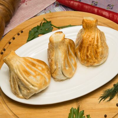 Жареные хинкали с бараниной в Гурман студия по цене 300 ₽